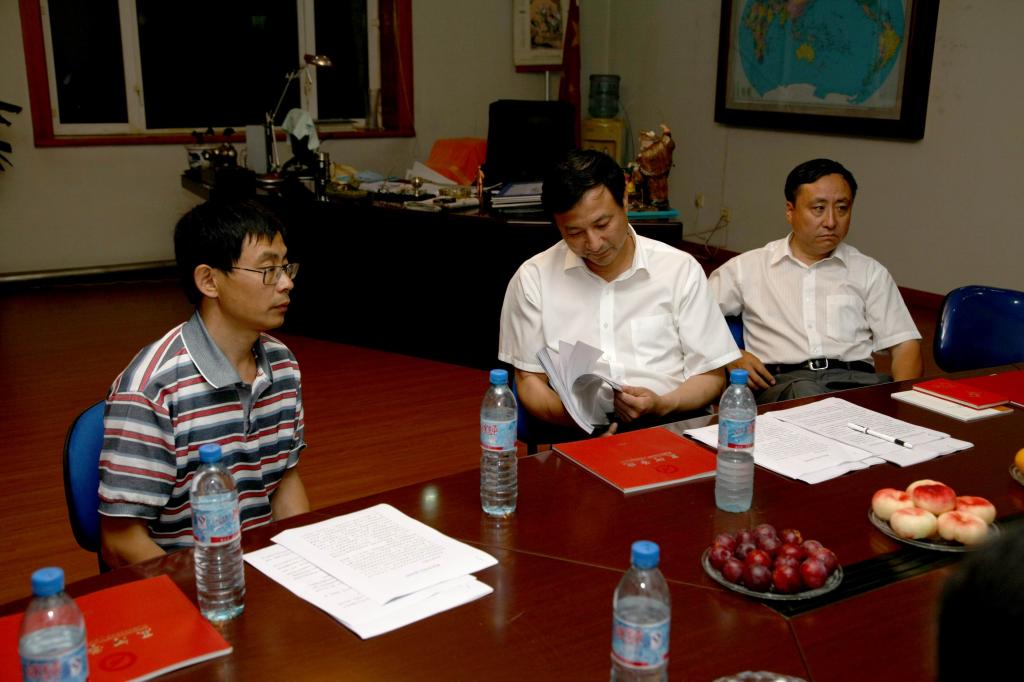 曹福全正在向省长汇报工作情况