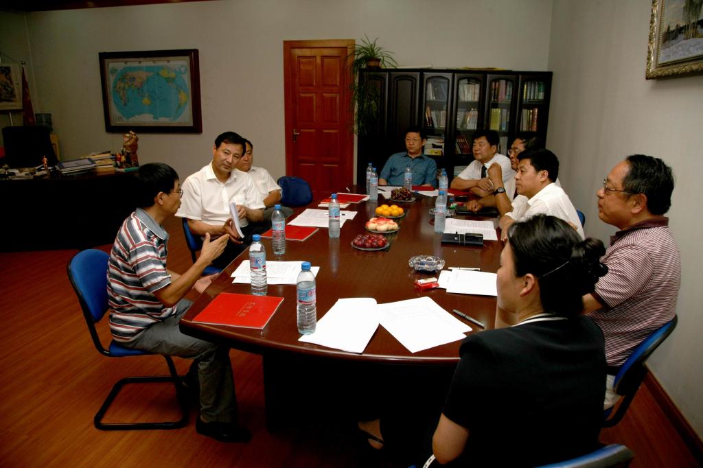 曹福全正在向省长汇报工作情况
